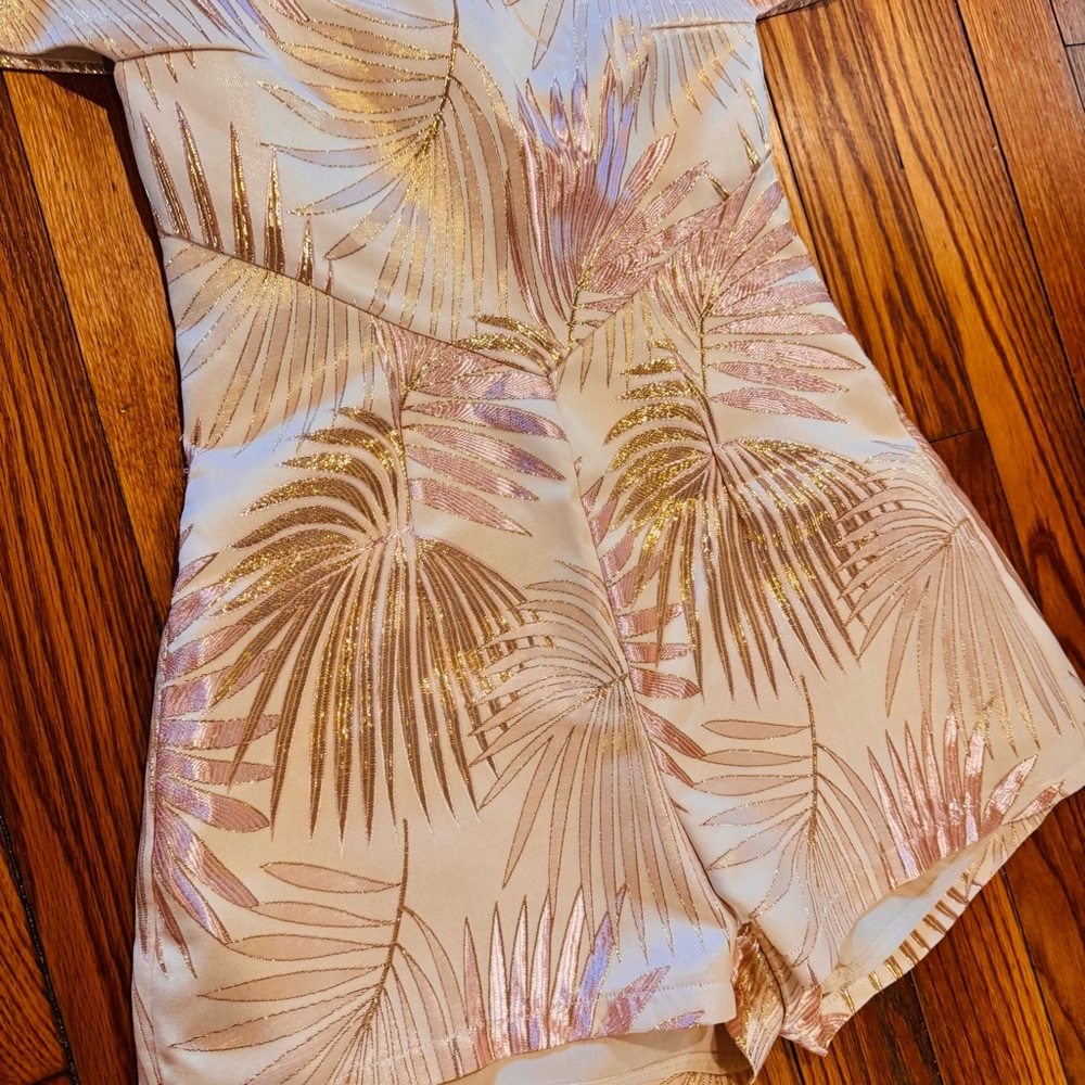 Elegant Off-Shoulder Palm Print Romper - Picture 5 of 7